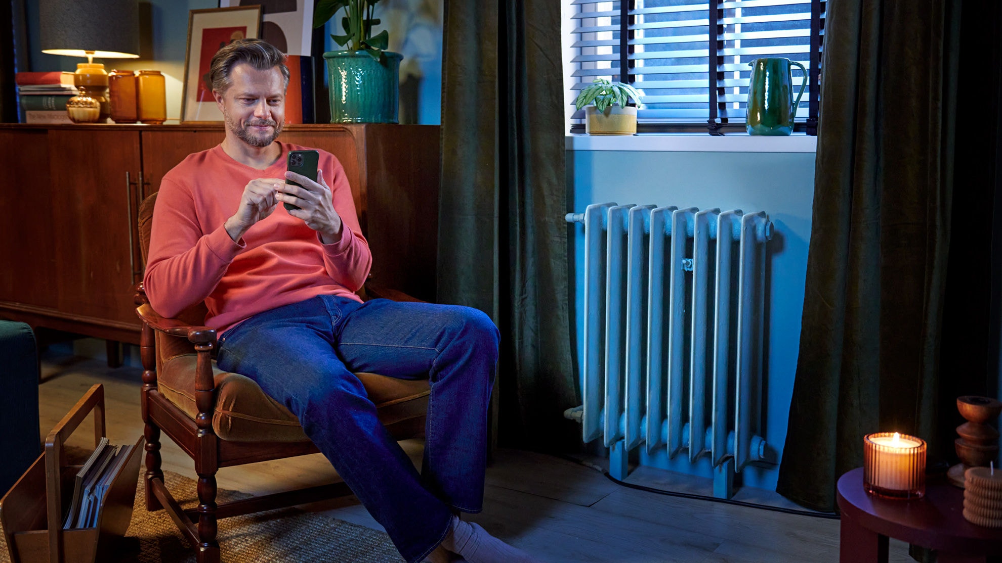 Άνδρας που χρησιμοποιεί την εφαρμογή Onecta για να ελέγχει την αντλία θερμότητας αέρα-νερού