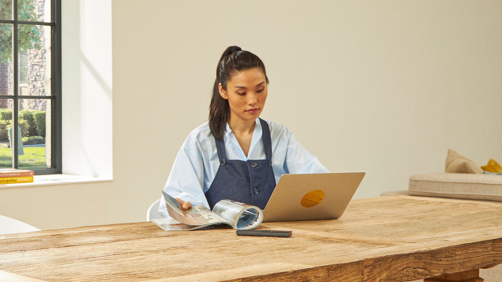 Γυναίκα στον φορητό υπολογιστή της