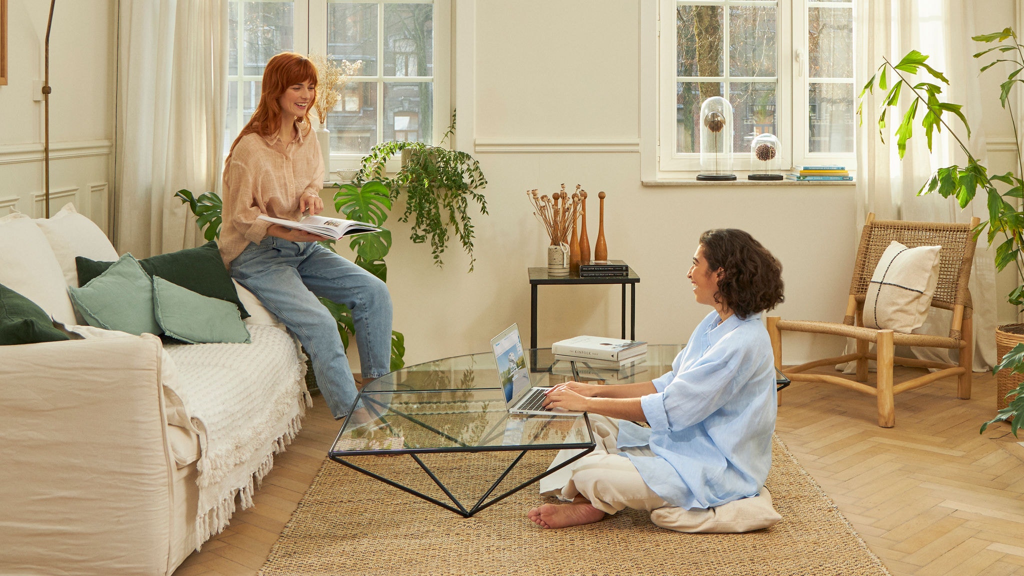 Δύο γυναίκες κάθονται στο καθιστικό τους