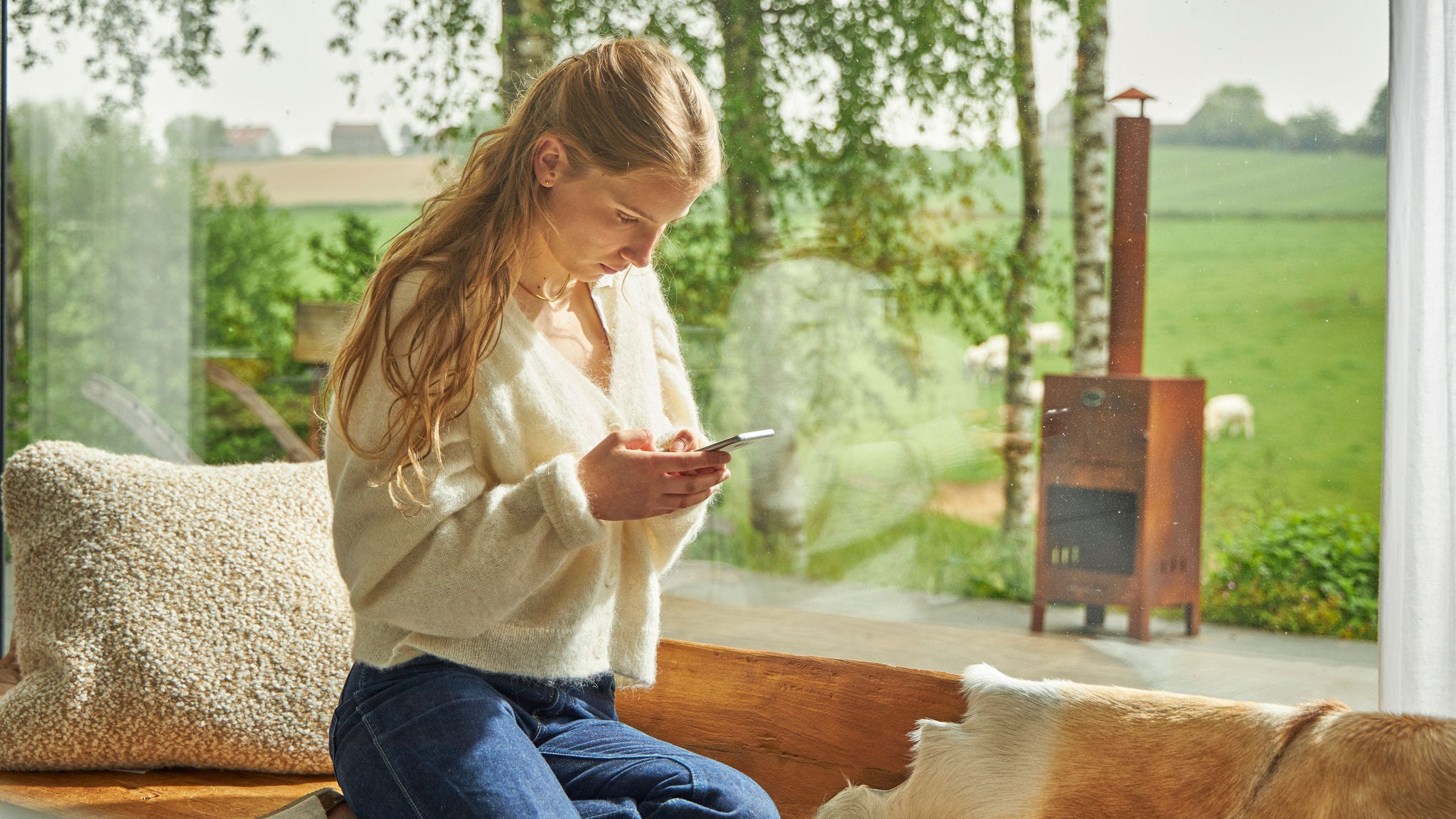 Γυναίκα μελετάει τα προγράμματα κινήτρων από την κυβέρνηση σε smartphone
