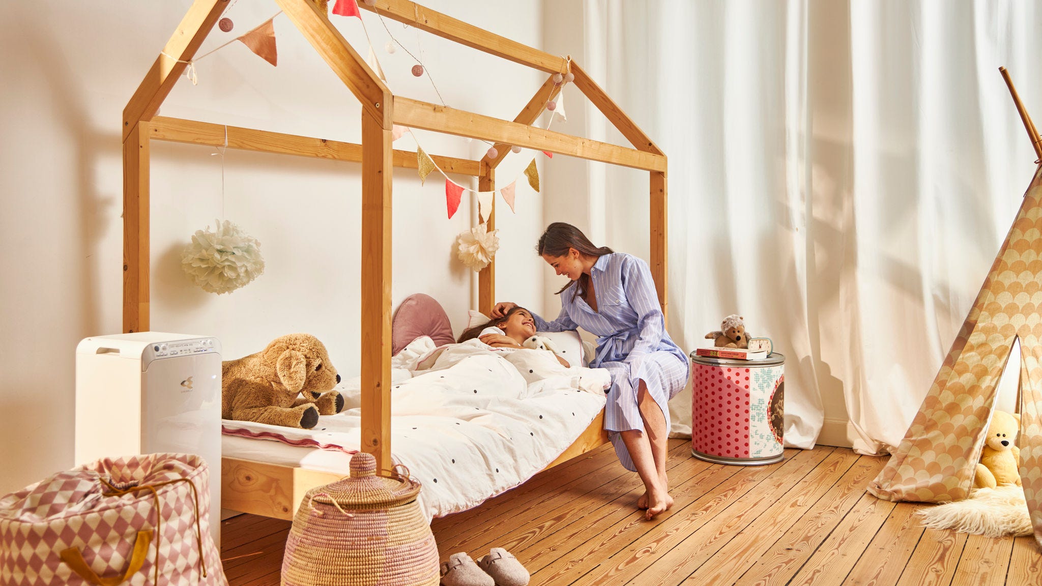 Μητέρα βάζει το παιδί της για ύπνο σε ένα υγιές σπίτι, χάρη στον καθαριστή αέρα της Daikin που βρίσκεται στο παιδικό δωμάτιο