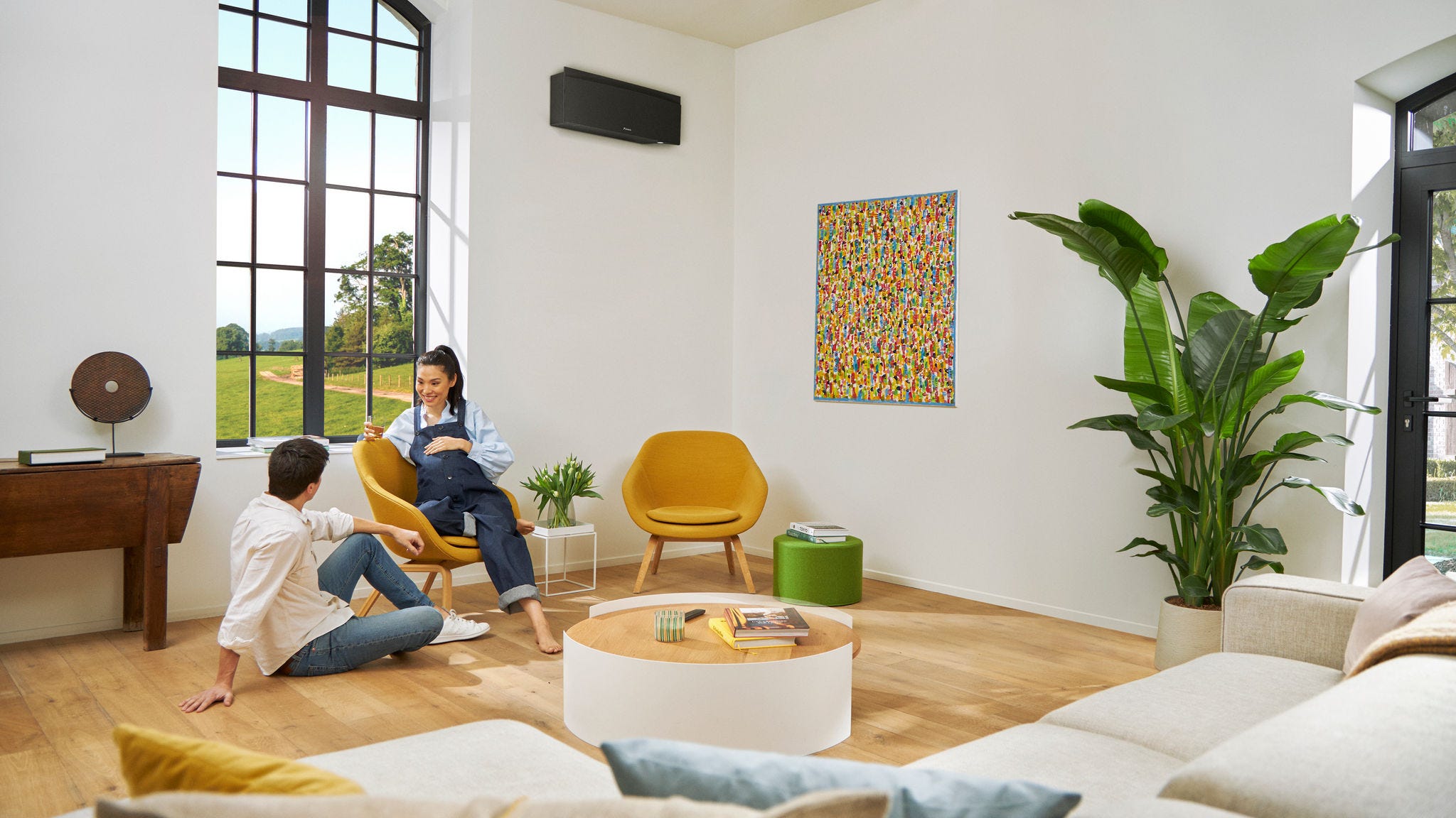 Ζευγάρι με έγκυο γυναίκα κουβεντιάζουν και η γυναίκα κάθεται σε καρέκλα