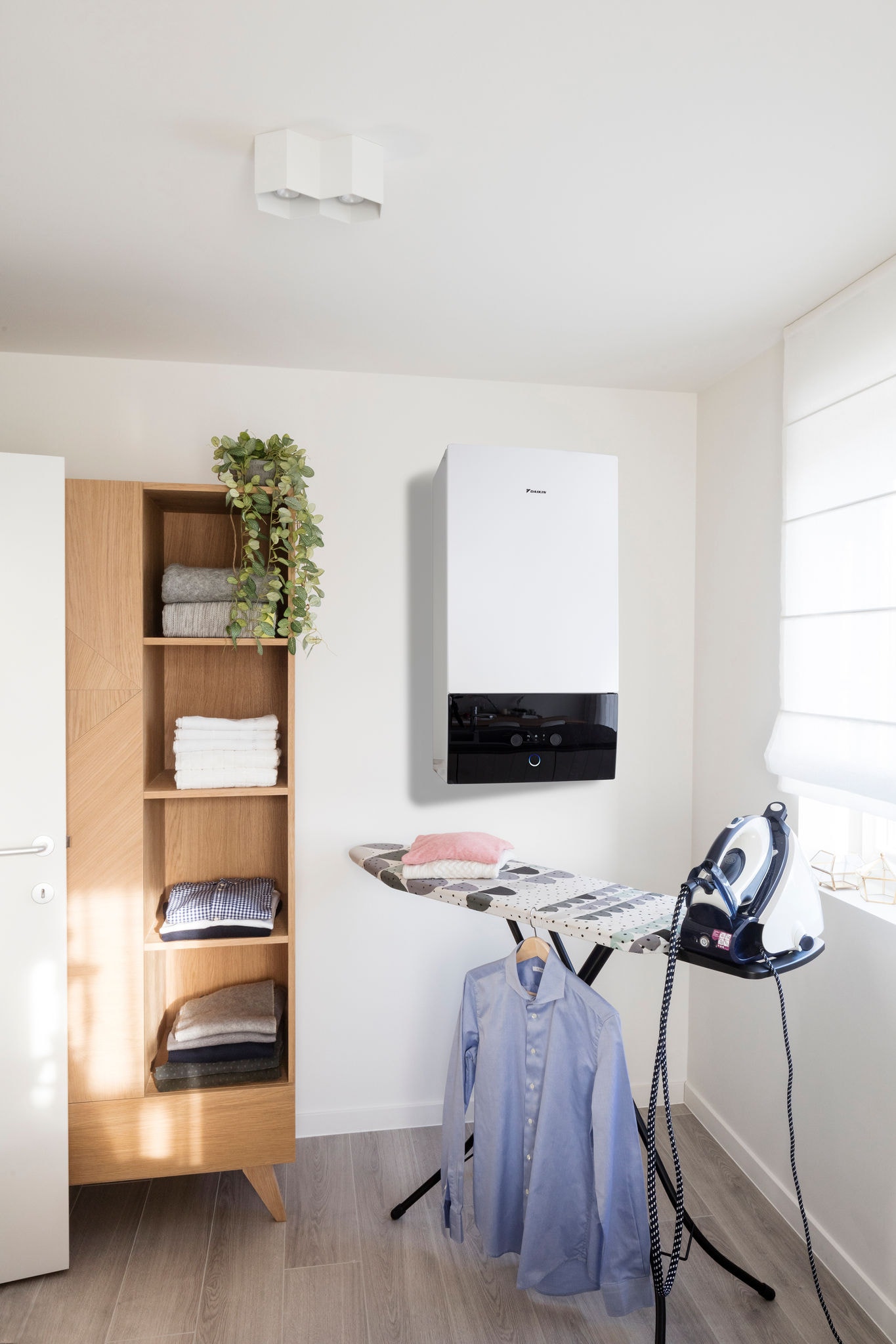 Μονάδα εσωτερικού χώρου Daikin Altherma συνδεδεμένη με ηλιακά πάνελ εγκατεστημένη στο πλυσταριό