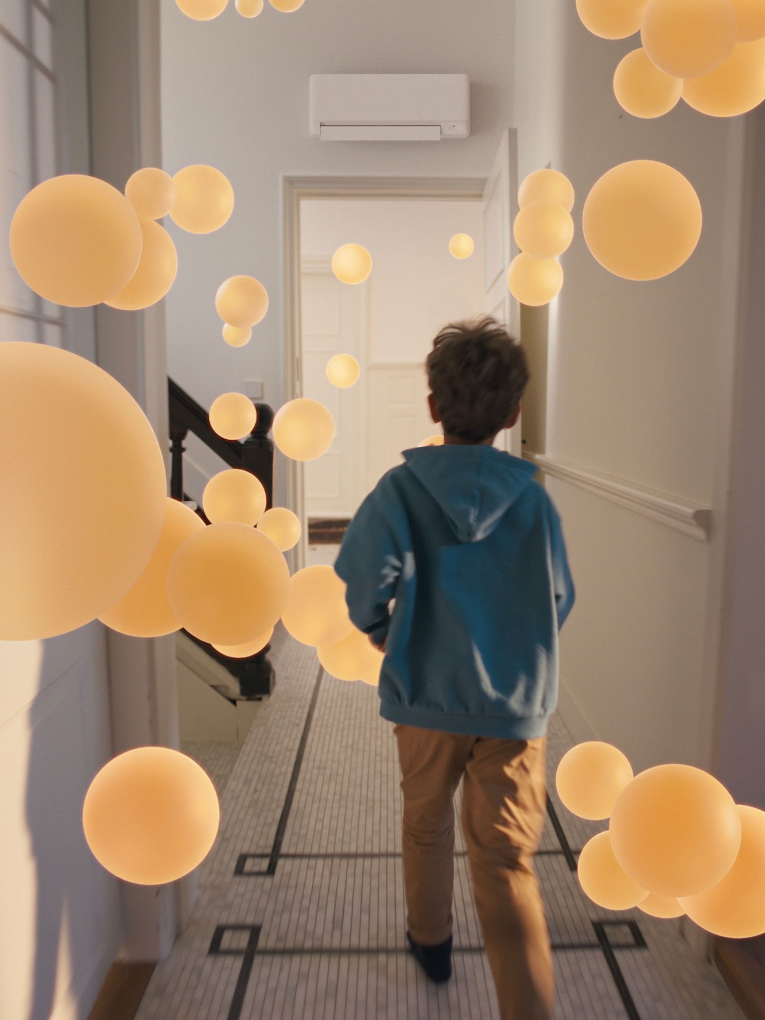 Αγόρι που περπατάει σε διάδρομο όπου η ροή αέρα είναι σταθερή και ισορροπημένη και επιτυγχάνεται από ένα καλοσχεδιασμένο σύστημα αντλίας θερμότητας αέρα σε αέρα