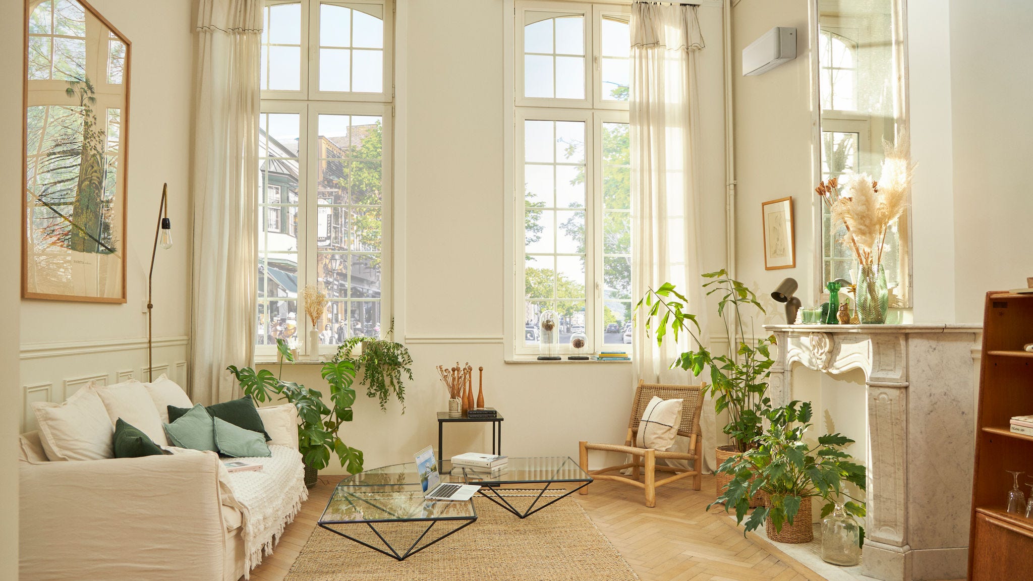 Όμορφα διακοσμημένο καθιστικό με ένα λευκό επιτοίχιο σύστημα κλιματισμού