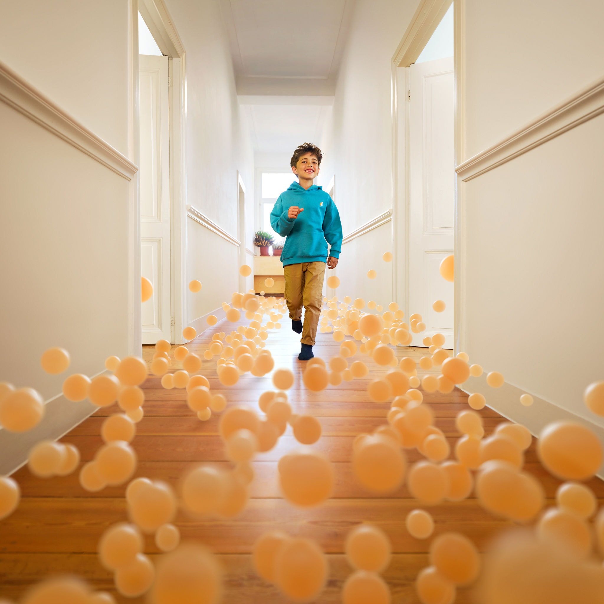 Αγόρι τρέχει στο διάδρομο του σπιτιού που έχει τέλεια θερμοκρασία χάρη στην αντλία θερμότητας αέρα σε νερό