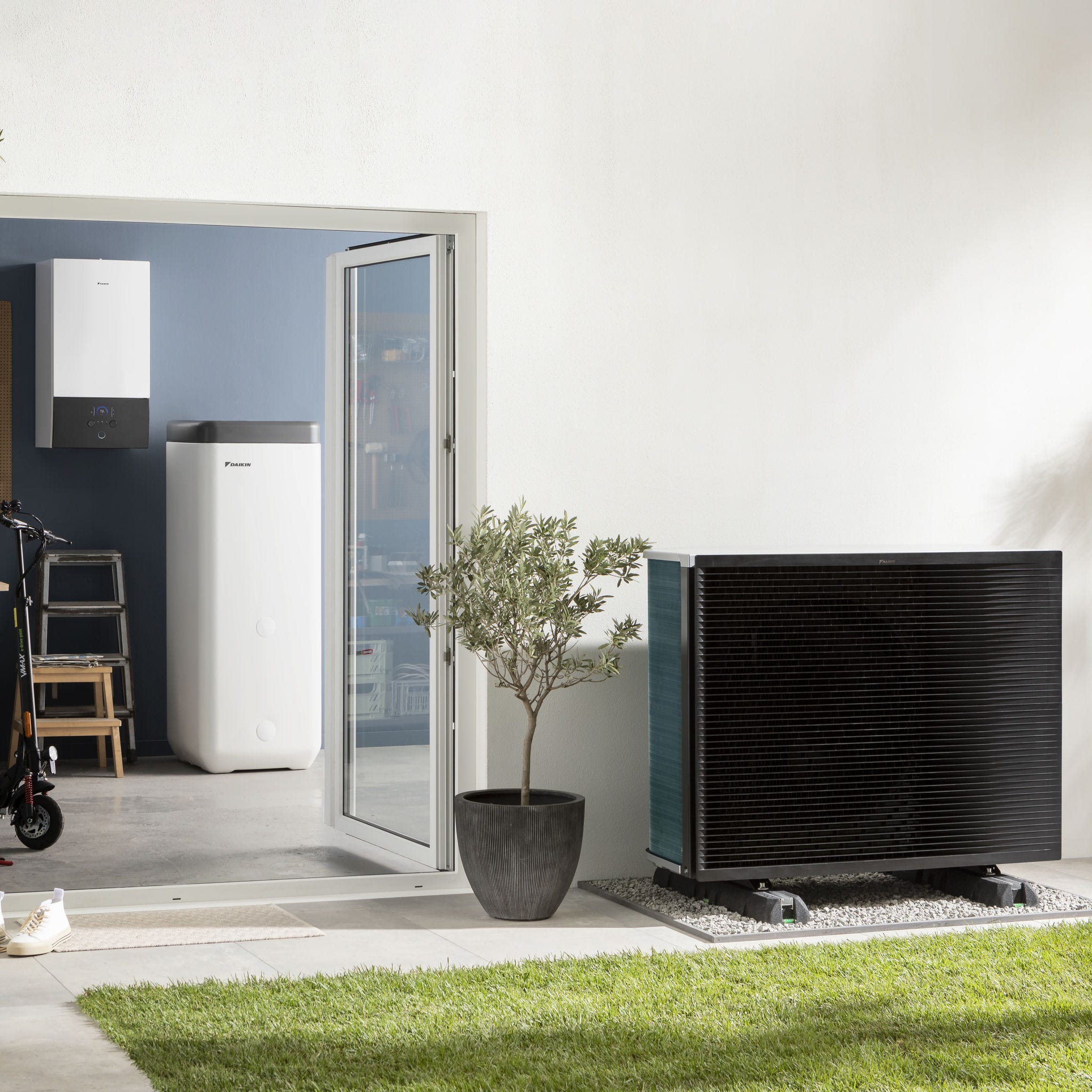 Εξωτερική μονάδα αντλίας θερμότητας στον κήπο