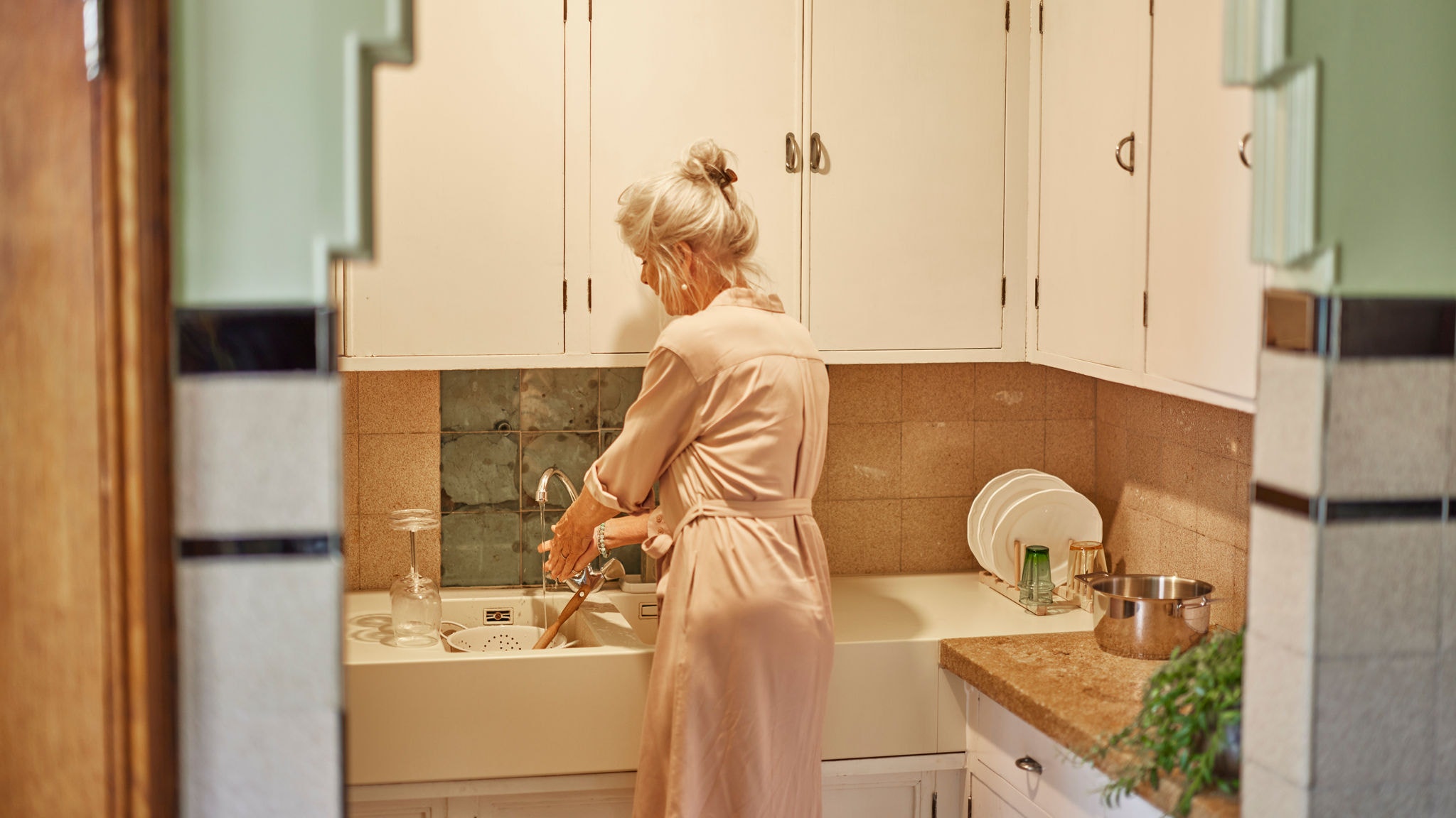 Γυναίκα πλένει πιάτα με ζεστό νερό από την Multi Split