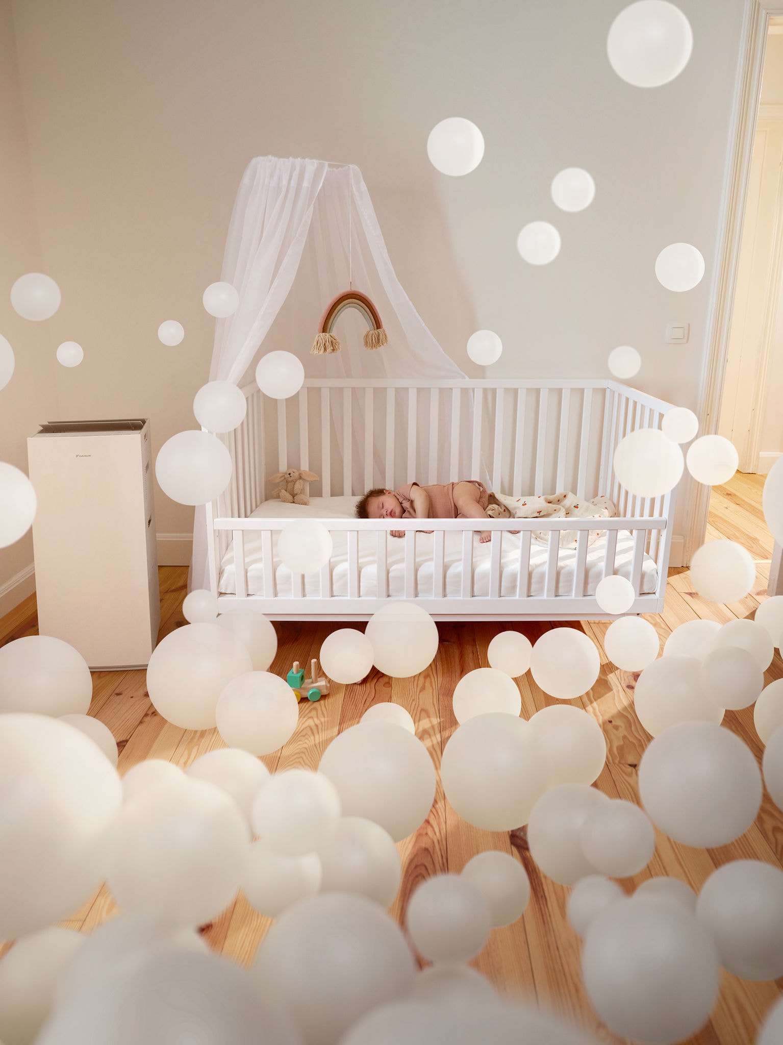 Μωρό κοιμάται ήρεμα σε παιδικό σταθμό με έναν καθαριστή αέρα, απολαμβάνοντας καθαρό αέρα και υγιή ποιότητα αέρα εσωτερικού χώρου