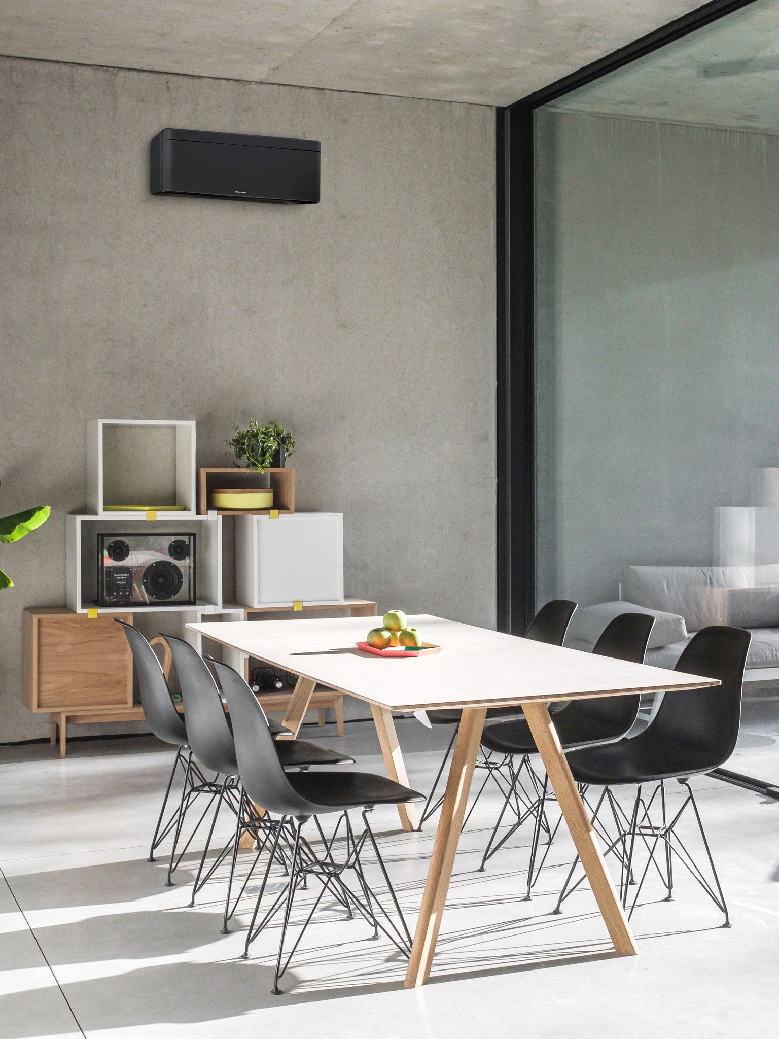 Τραπεζαρία με μεγάλο παράθυρο και εγκατεστημένη επιτοίχια αντλία θερμότητας αέρα-αέρα