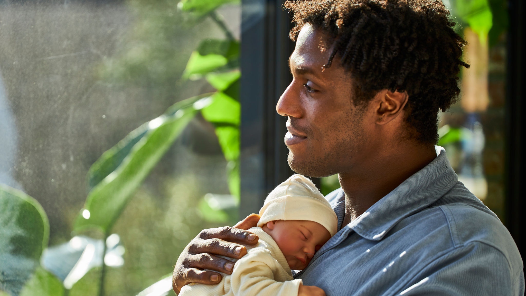 Μπαμπάς και μωρό που απολαμβάνουν την αθόρυβη λειτουργία του συστήματος θέρμανσης στο σπίτι