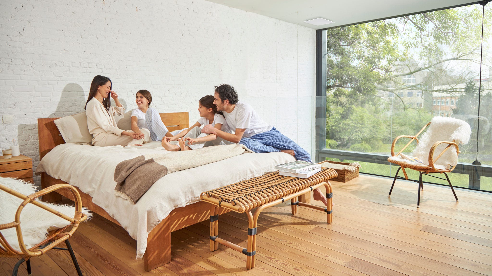 Τετραμελής οικογένεια που απολαμβάνει ένα υπνοδωμάτιο με καλό εξαερισμό