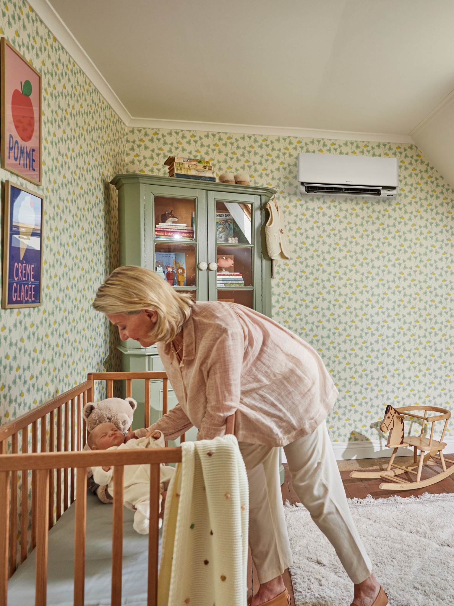 Μητέρα βάζει το παιδί της για ύπνο το βράδυ