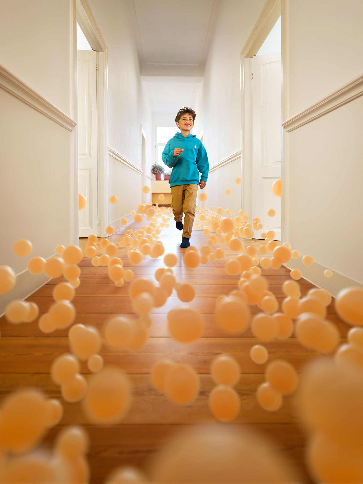 Αγόρι τρέχει στο διάδρομο του σπιτιού που έχει τέλεια θερμοκρασία χάρη στην αντλία θερμότητας αέρα σε νερό