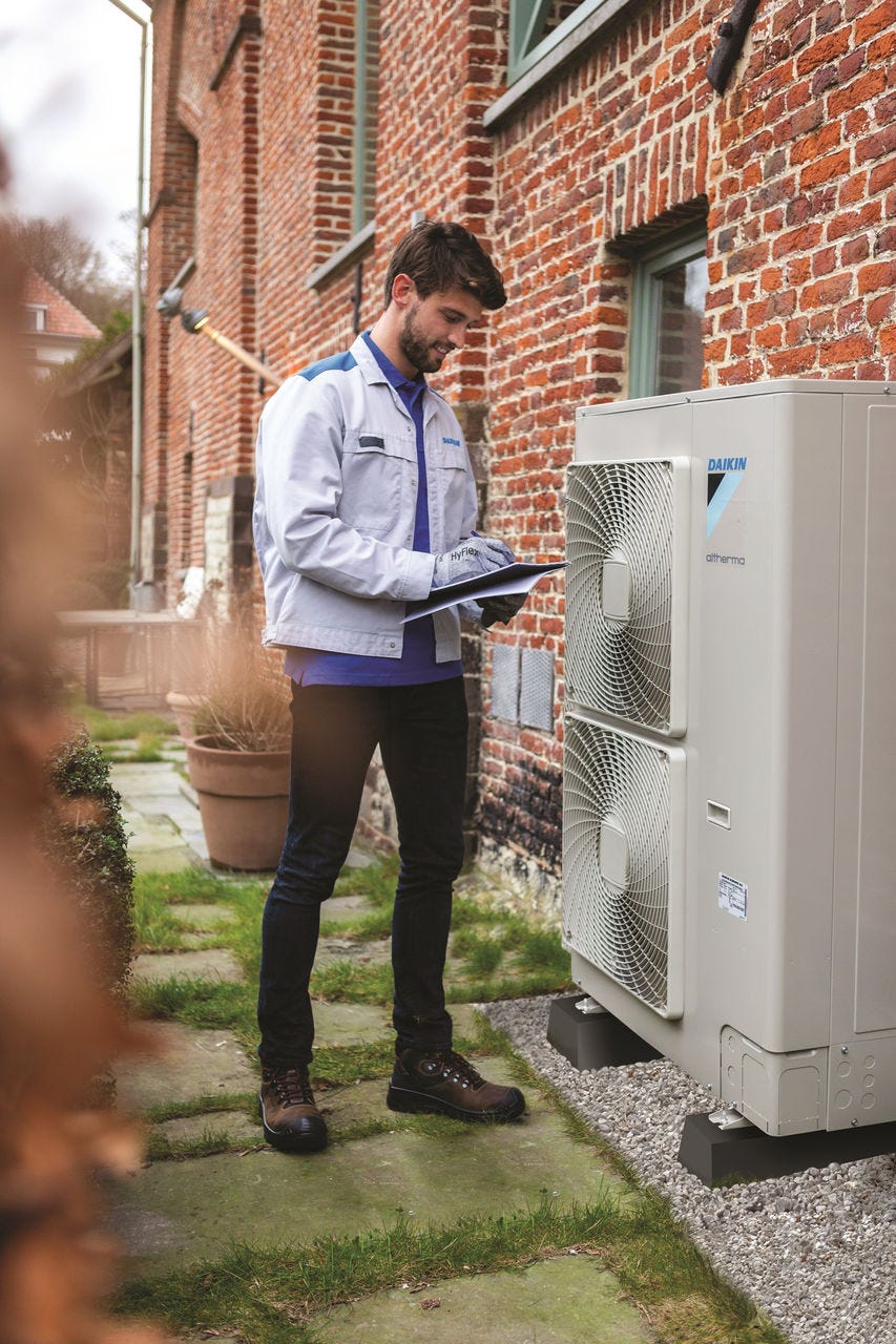 Άντρας που εγκαθιστά μια εξωτερική μονάδα