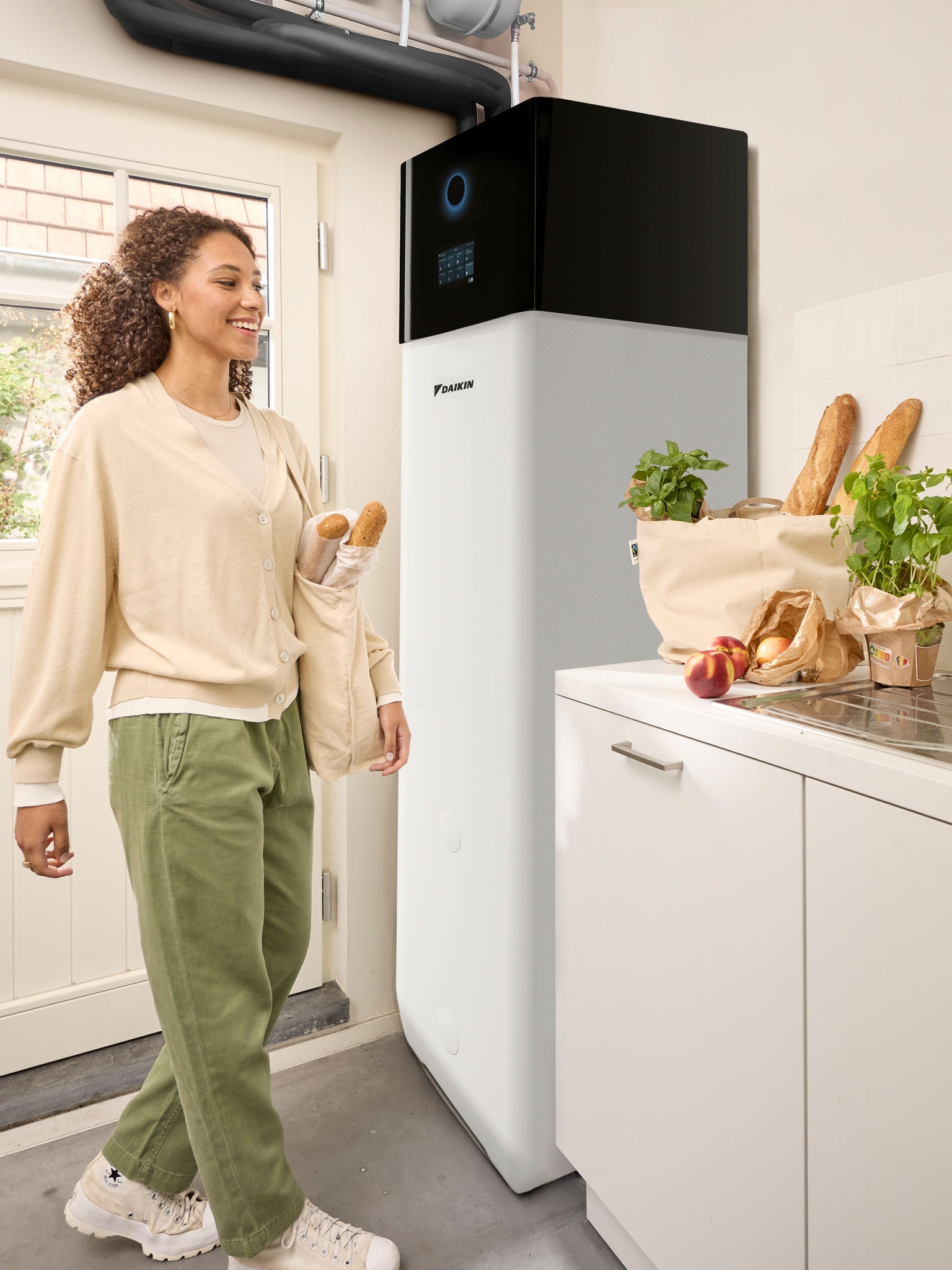 Γυναίκα επιστρέφει σπίτι από ψώνια, κρατώντας τσάντες του σούπερ μάρκετ