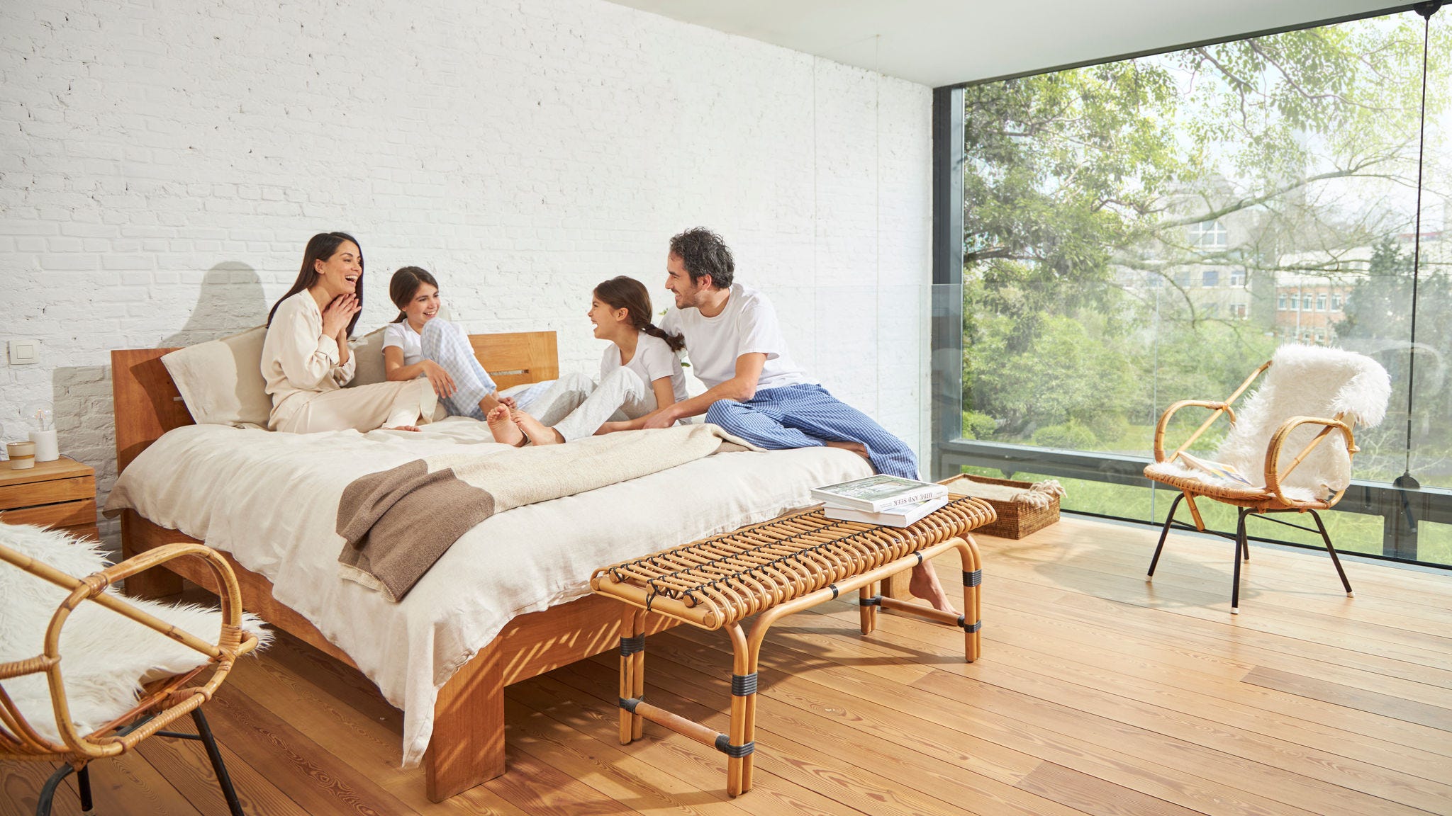 Τετραμελής οικογένεια απολαμβάνει φρέσκο αέρα στο καθιστικό τους χάρη στον εξαερισμό