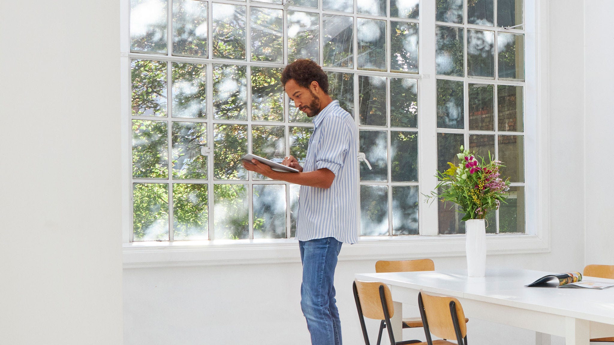 Άντρας μελετάει τις αντλίες θερμότητας Daikin για να αντικαταστήσει το τωρινό σύστημα θέρμανσης που χρησιμοποιεί