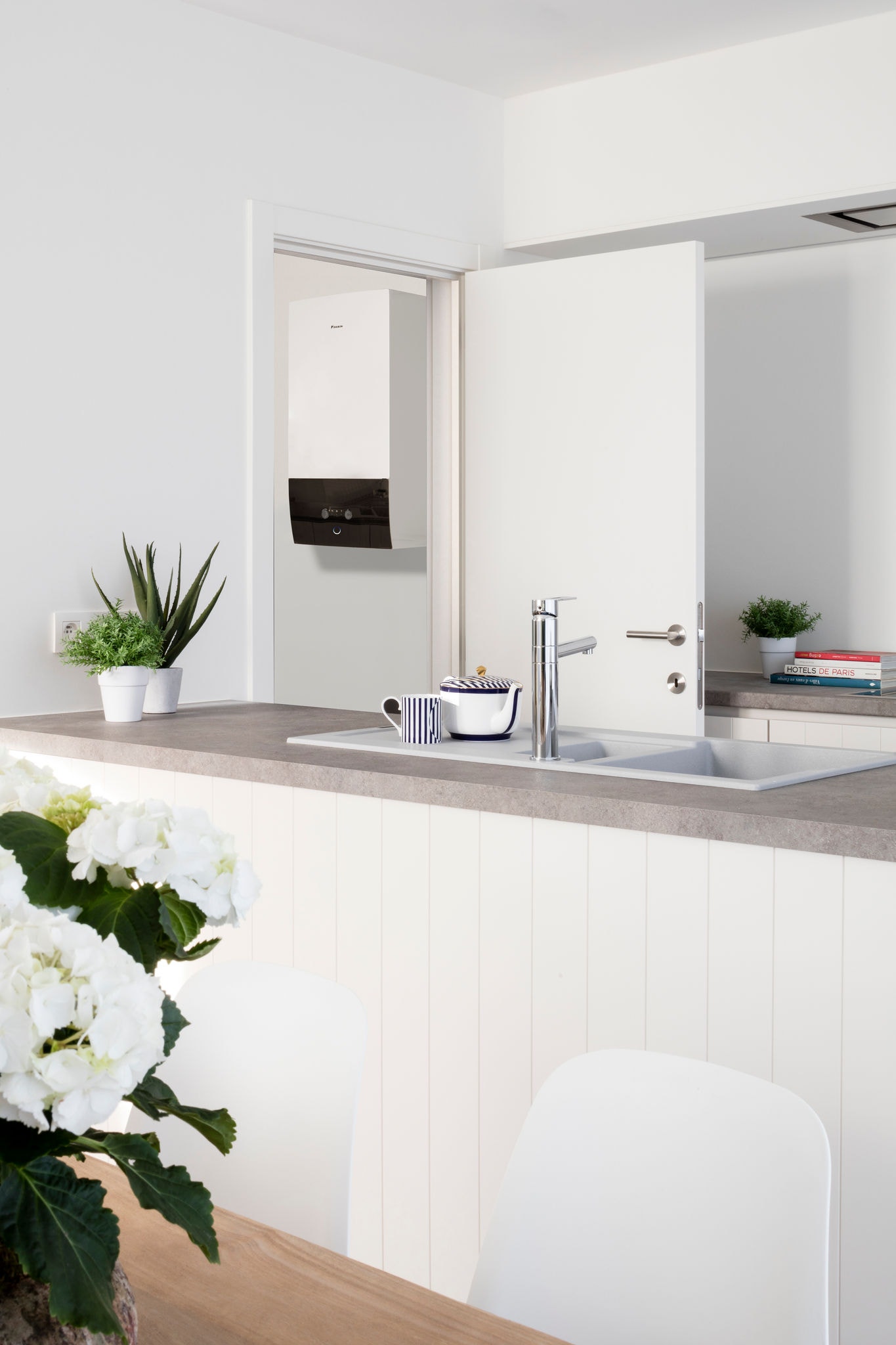 Αντλία θερμότητας αέρα-νερού Daikin Altherma σε χώρο αποθήκευσης για ζεστό νερό χρήσης