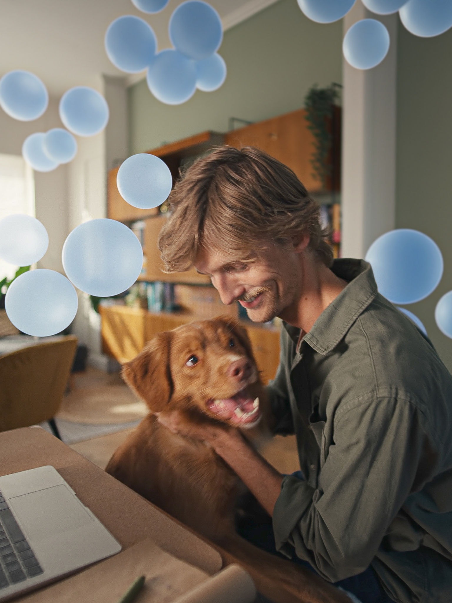 Νεαρός άνδρας στο γραφείο με τον σκύλο του, απολαμβάνει αθόρυβη άνεση και έναν έξυπνο έλεγχο του κλίματος