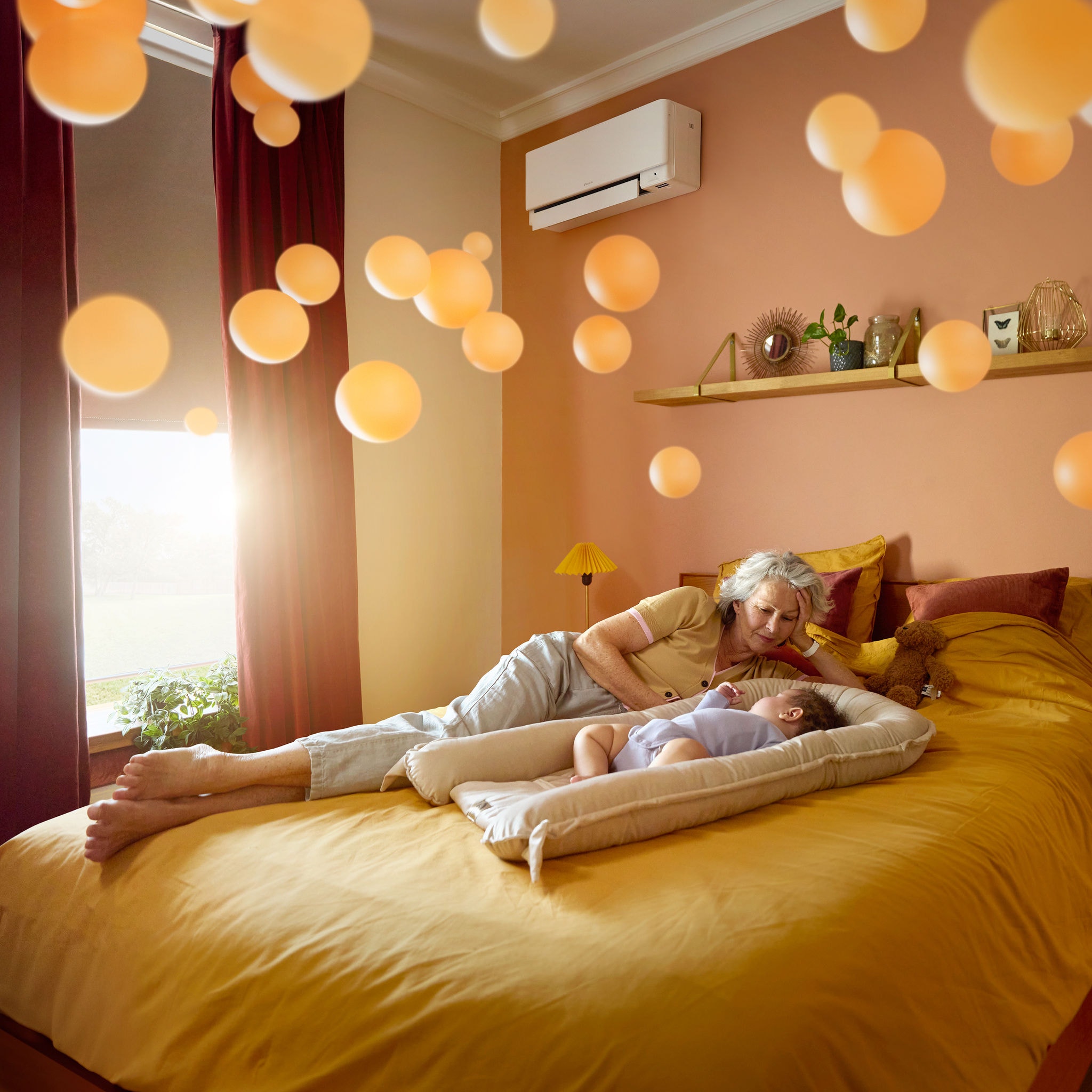 Γιαγιά ξαπλωμένη δίπλα σε ένα μωρό που κοιμάται ήρεμα σε ένα ήσυχο, άνετο ζεστό δωμάτιο, χάρη στην αθόρυβη αντλία θερμότητας αέρα σε αέρα