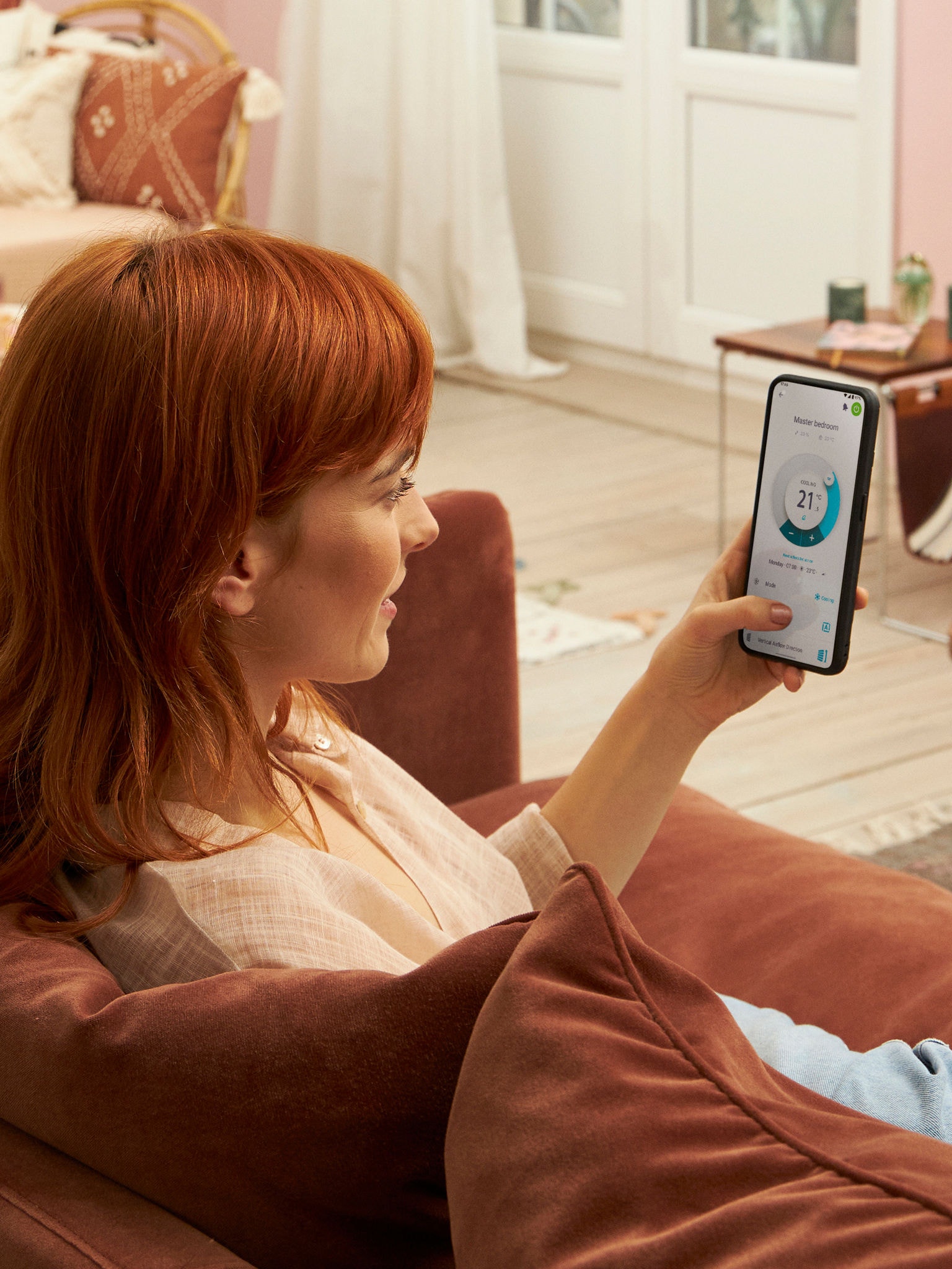 Γυναίκα ελέγχει κάθε εσωτερική μονάδα ξεχωριστά με την εφαρμογή Onecta