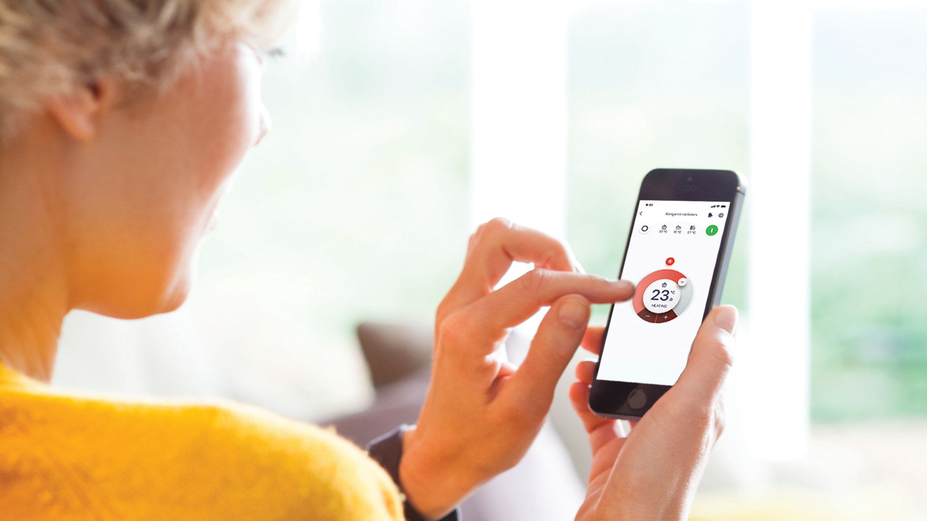 Μια γυναίκα που χρησιμοποιεί την εφαρμογή Onecta για να ελέγξει τη θερμοκρασία