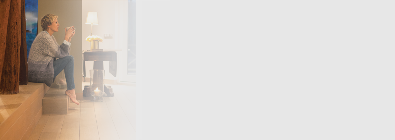 Γυναίκα που ζεσταίνει τον καφέ