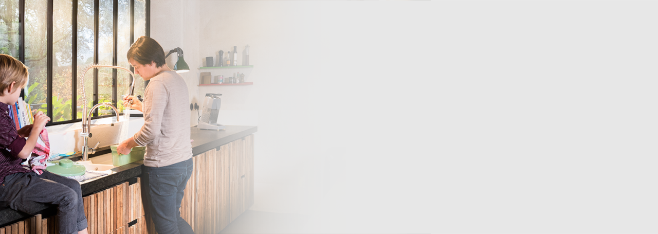 Γυναίκες ψεκάζουν ζεστό νερό