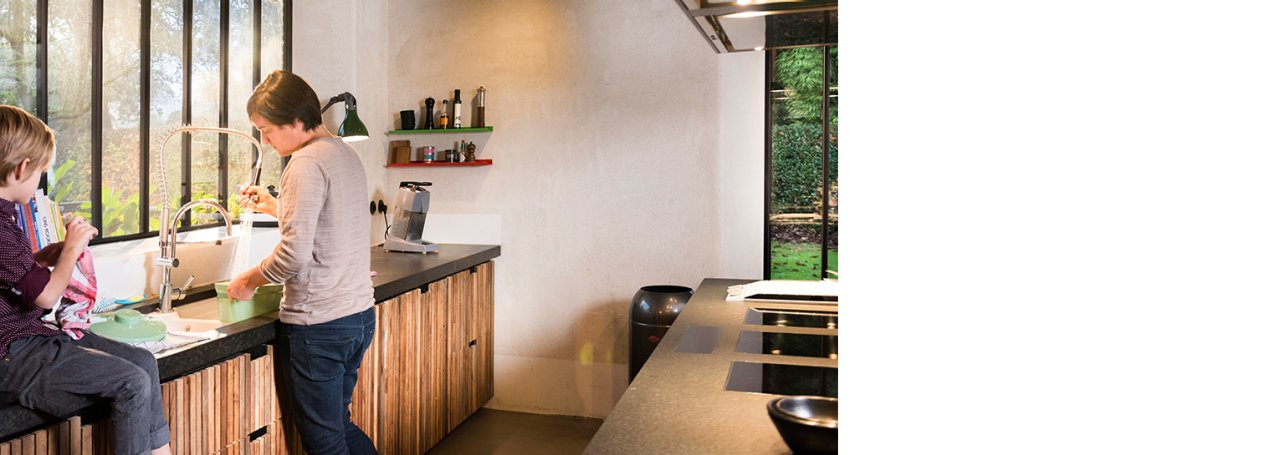 Γυναίκες ψεκάζουν ζεστό νερό