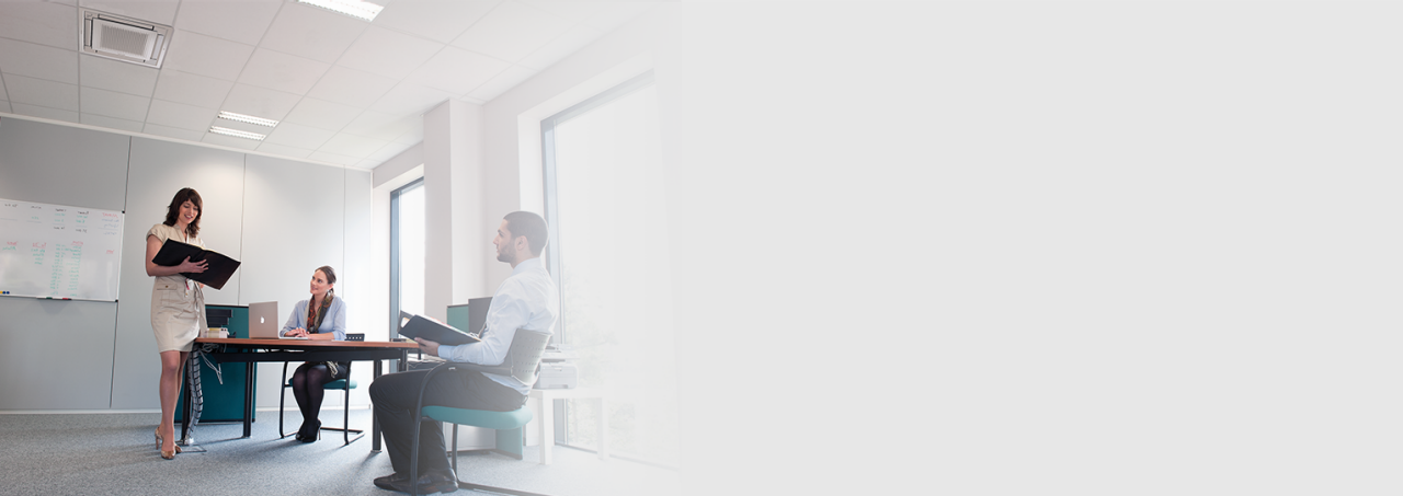 Τρία άτομα σε σύσκεψη στο γραφείο