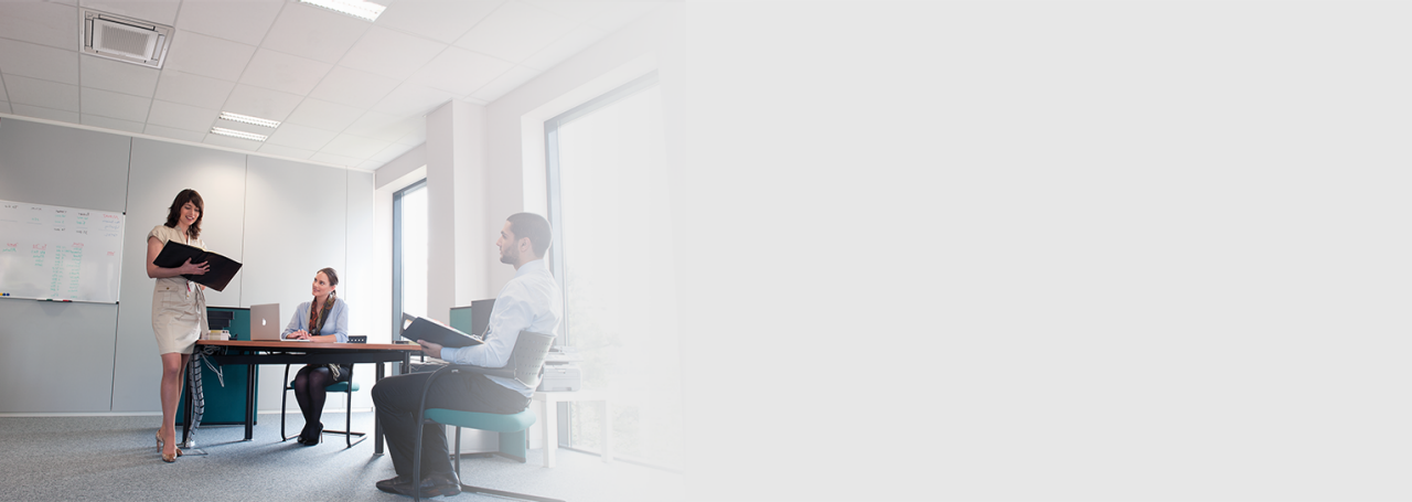 Τρία άτομα σε σύσκεψη στο γραφείο