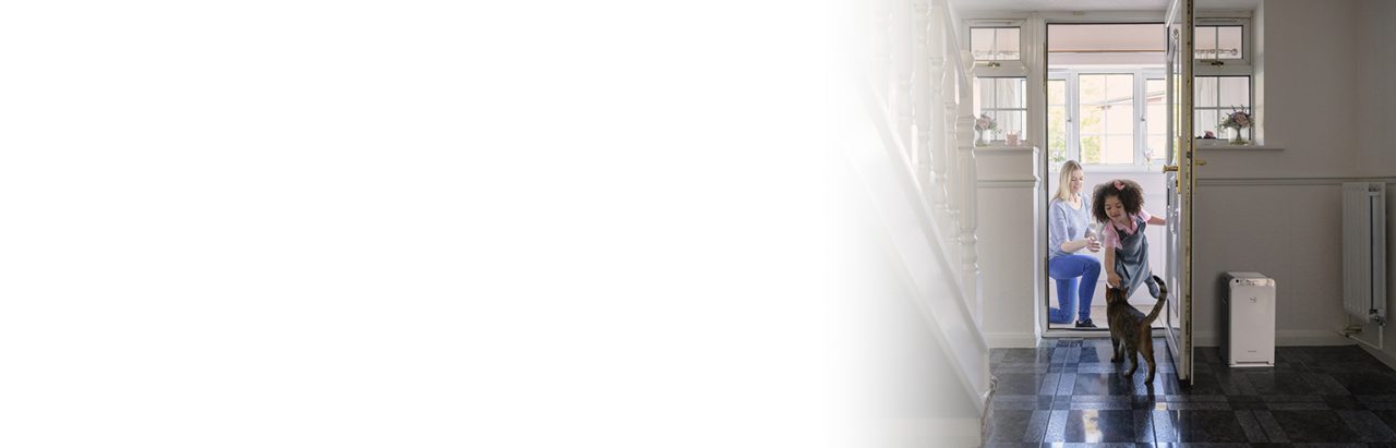 Μητέρα και κόρη στην πόρτα