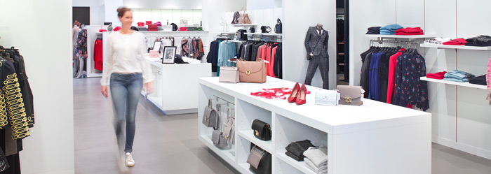 πελάτης περπατάει σε κατάστημα